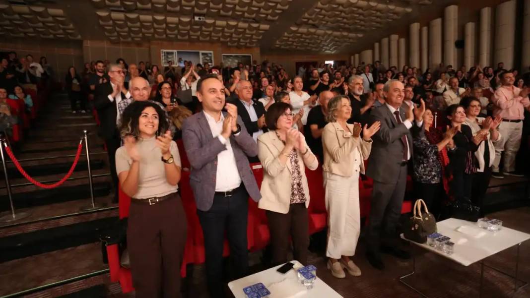 Ray Cooney’nin Eseri Kepez’de Ayakta Alkışlandı 5